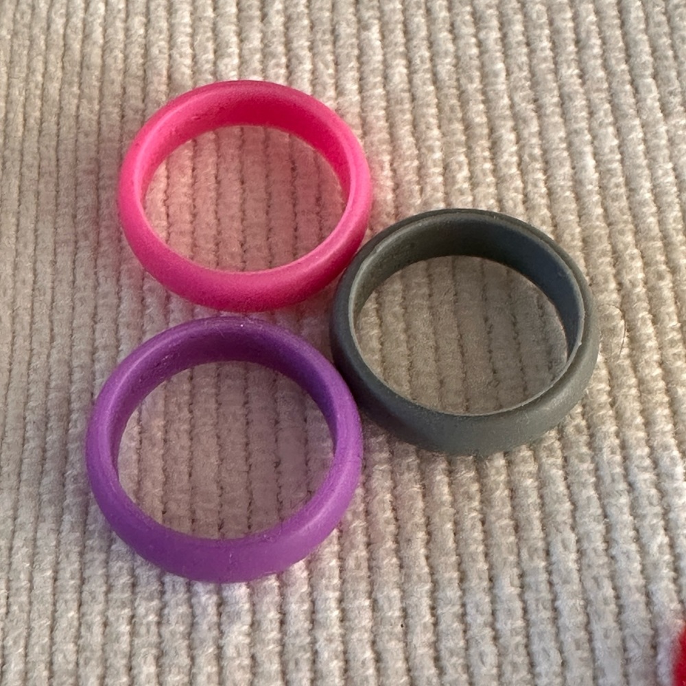 Three pack rubber ring, size 6.5
